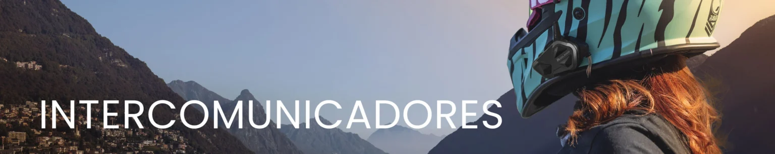 Banner de intercomunicadores de moto Midland mostrando un dispositivo instalado en un casco de motocicleta.